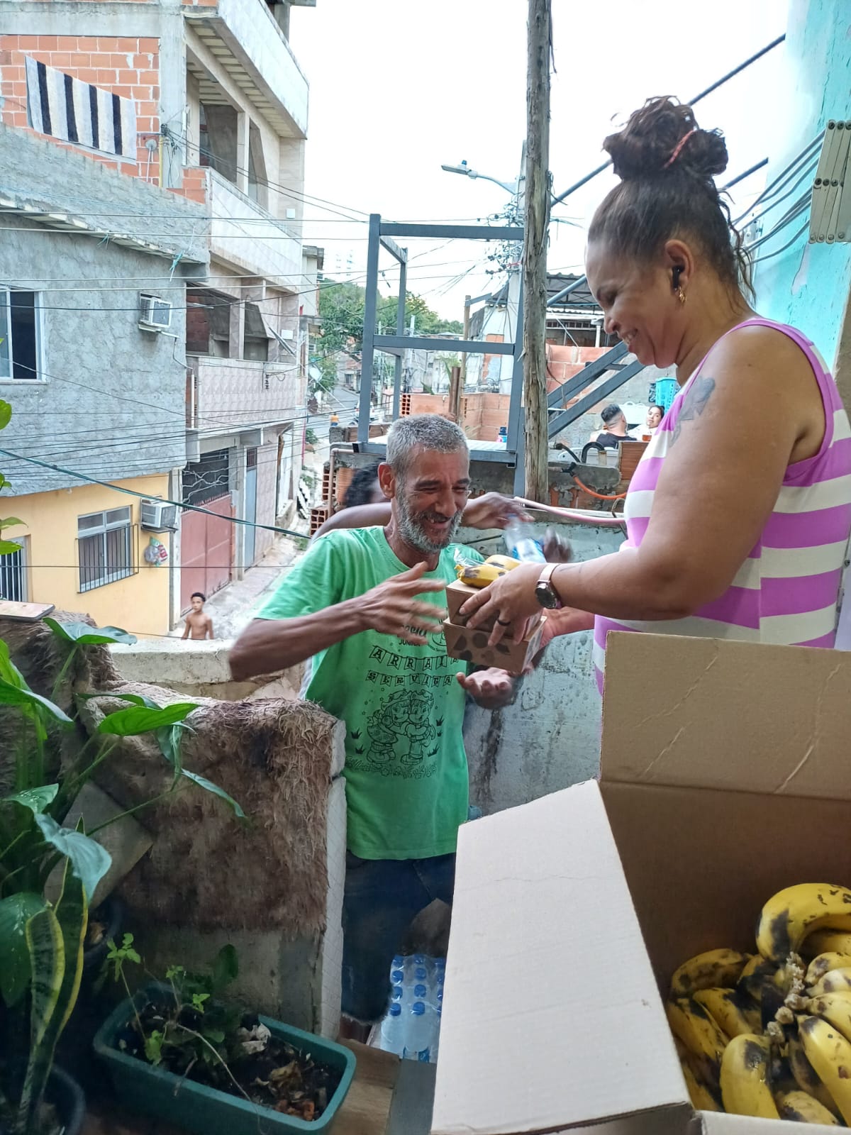 Lulu distribui frutas a moradores da Praça Seca